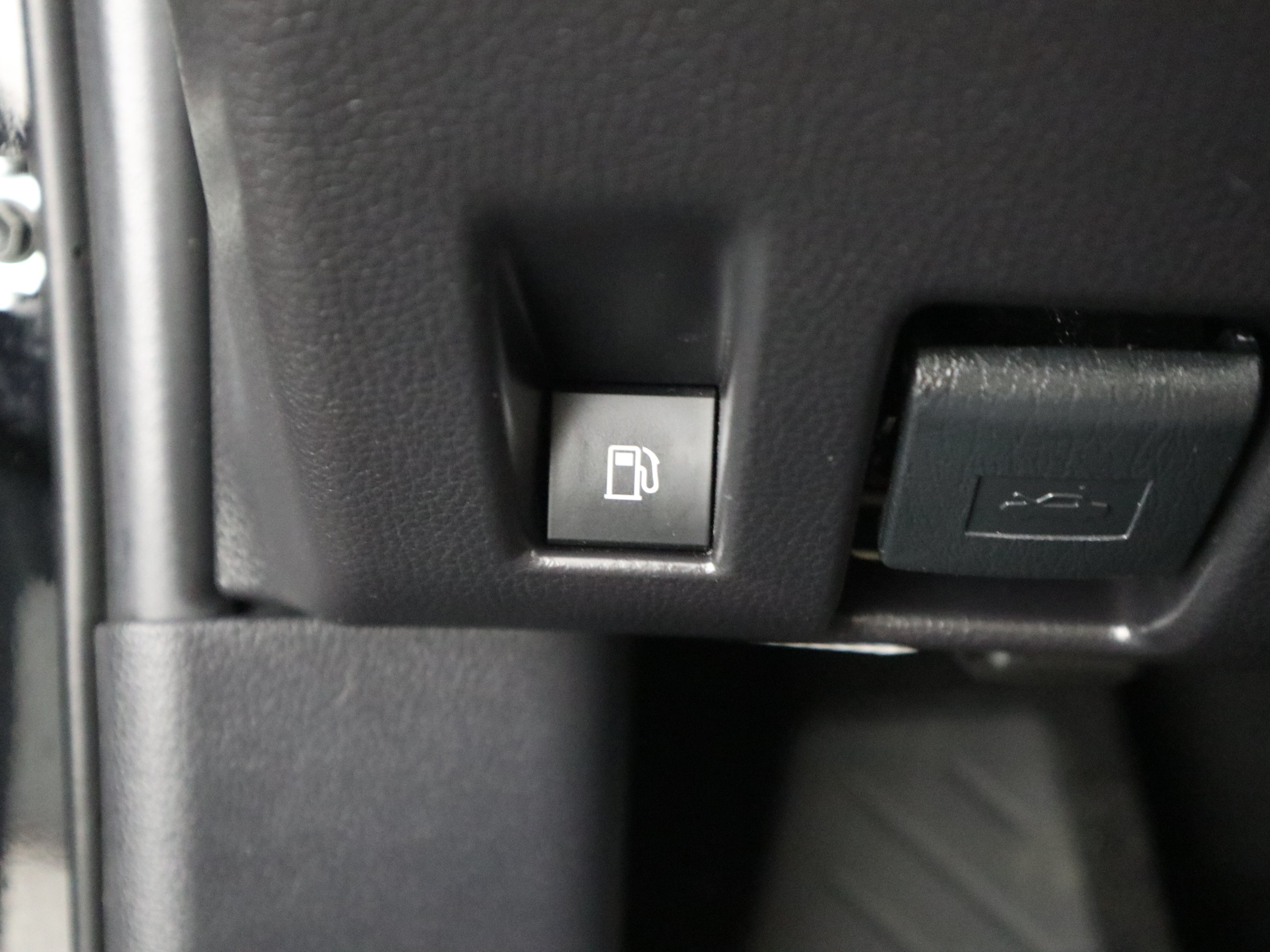 Used 2025 Toyota RAV4 LE AWD/4WD image 29