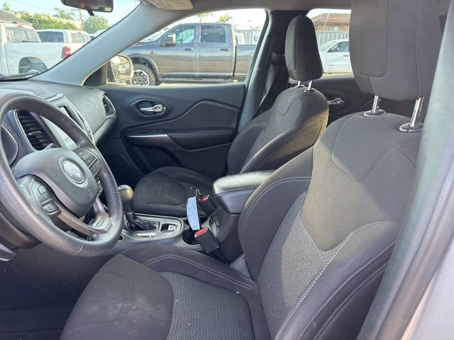 Used 2019 Jeep Cherokee Latitude w/ Popular Appearance Group FWD image 9