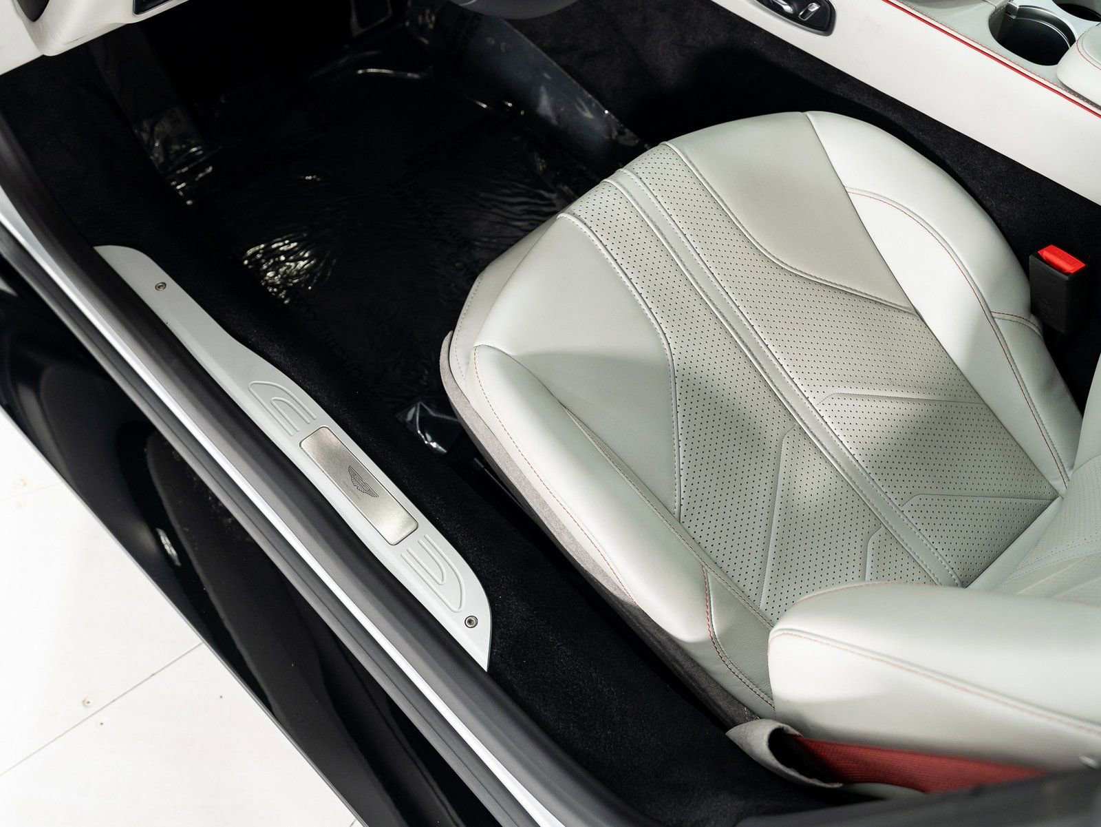 Used 2025 Aston Martin V8 Vantage Coupe RWD image 12