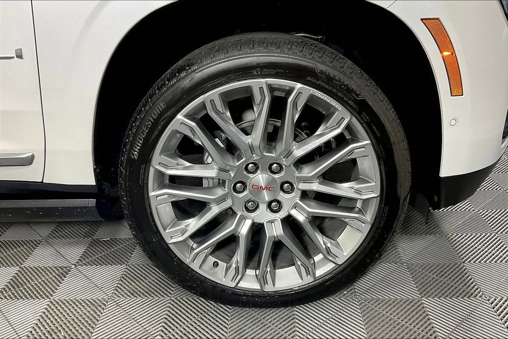 Used 2025 GMC Yukon Denali w/ Denali Reserve Package image 11