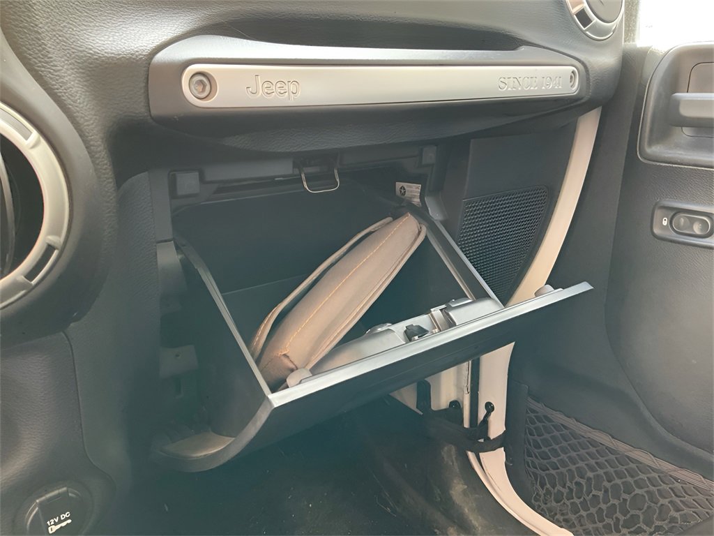 Used 2016 Jeep Wrangler Unlimited Sahara w/ Connectivity Group image 26