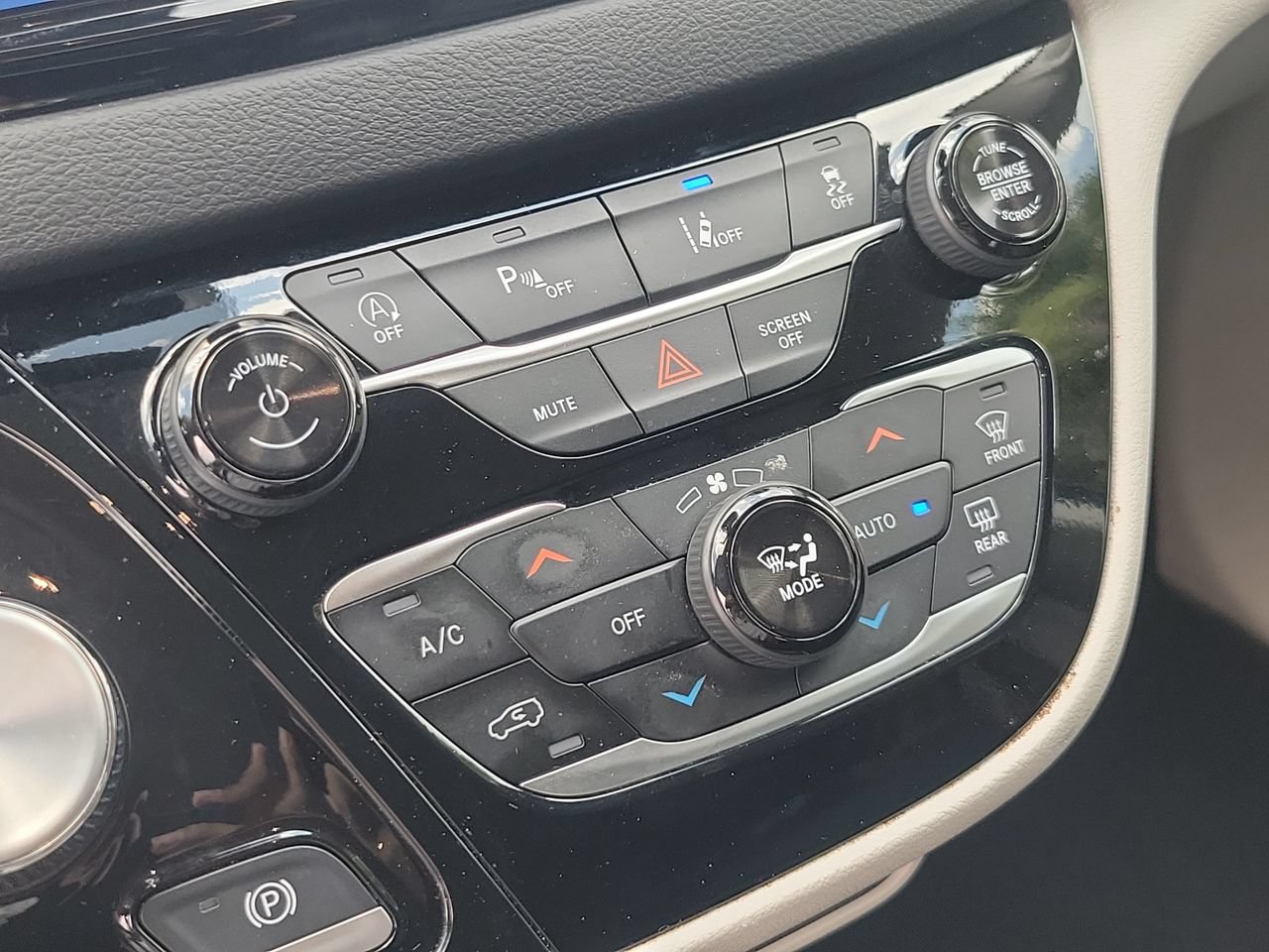 Used 2024 Chrysler Pacifica Touring-L FWD image 24