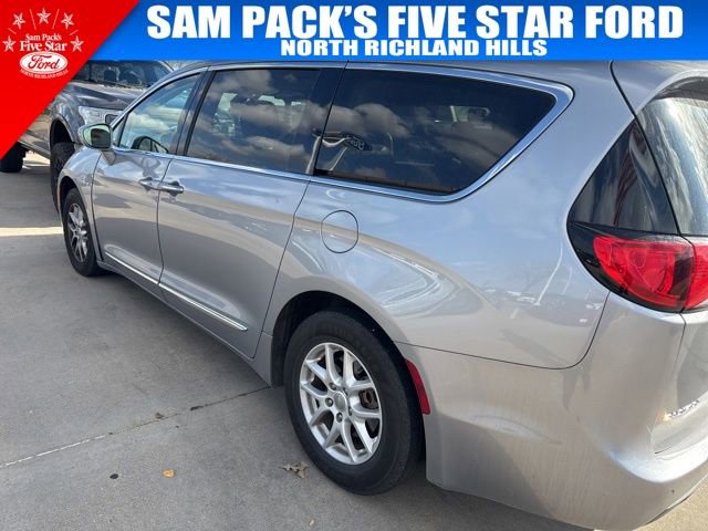 Used 2020 Chrysler Pacifica Touring-L image 7