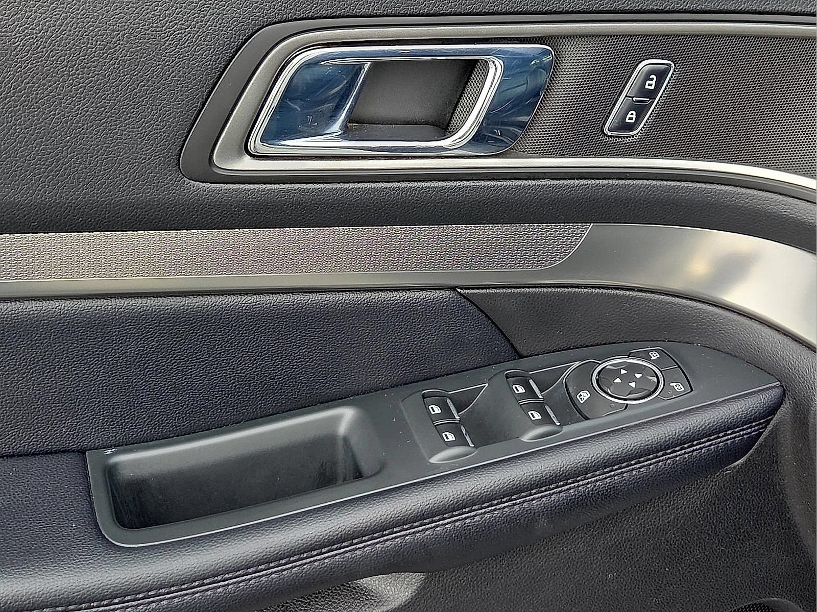 Used 2018 Ford Explorer XLT FWD image 14