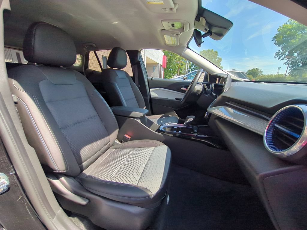 Used 2025 Chevrolet Trax LT w/ LT Convenience Package FWD image 30