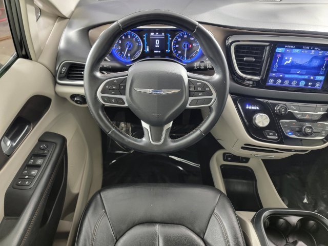 Used 2017 Chrysler Pacifica Touring-L FWD image 24