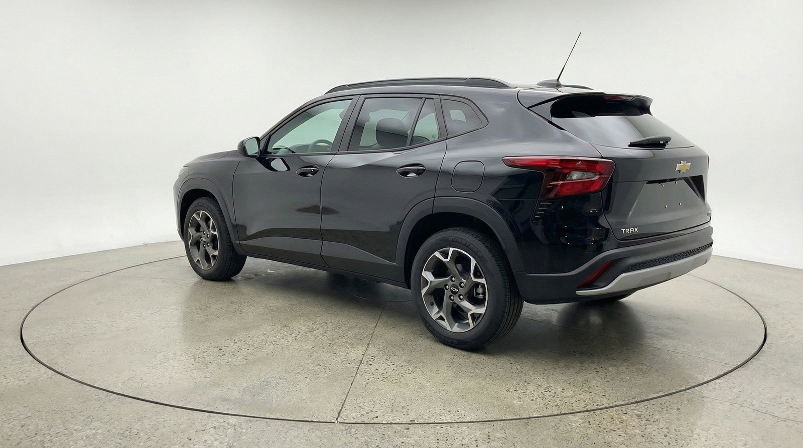 Used 2025 Chevrolet Trax LT FWD image 6