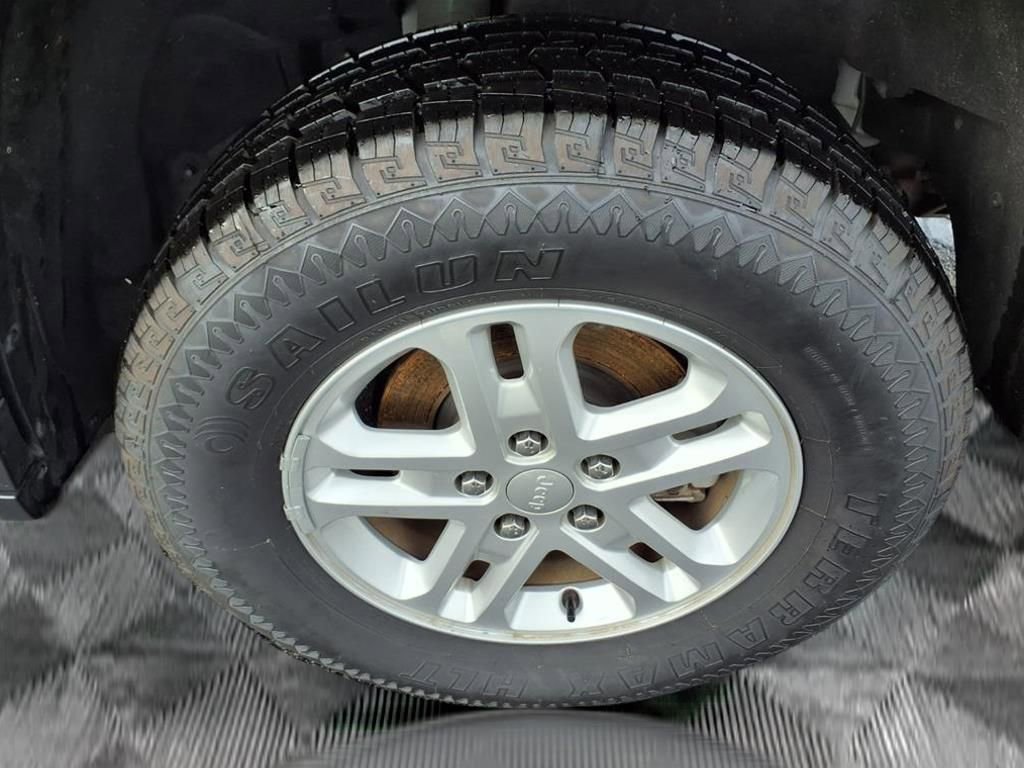 Used 2023 Jeep Grand Cherokee Laredo image 18