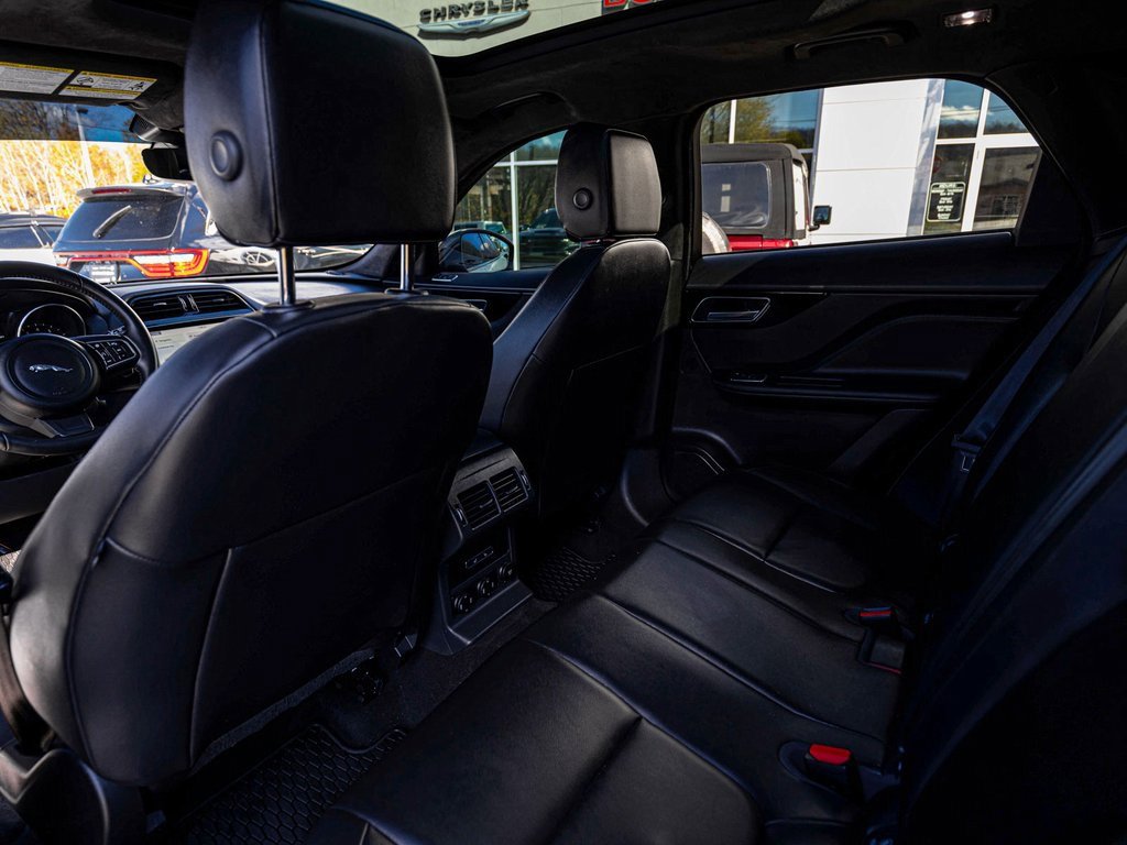 Used 2020 Jaguar F-PACE Premium image 26