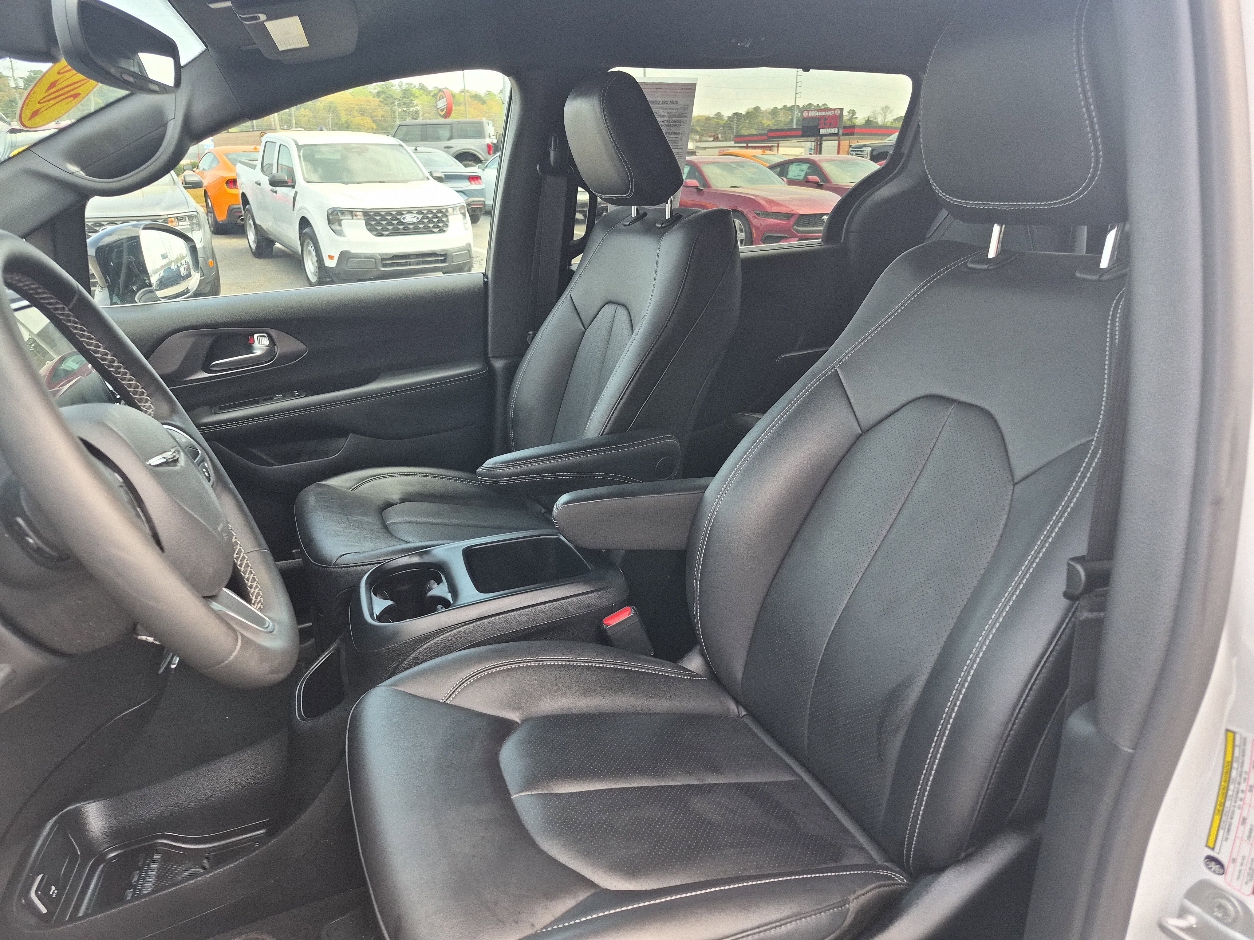 Used 2026 Chrysler Pacifica Select image 10