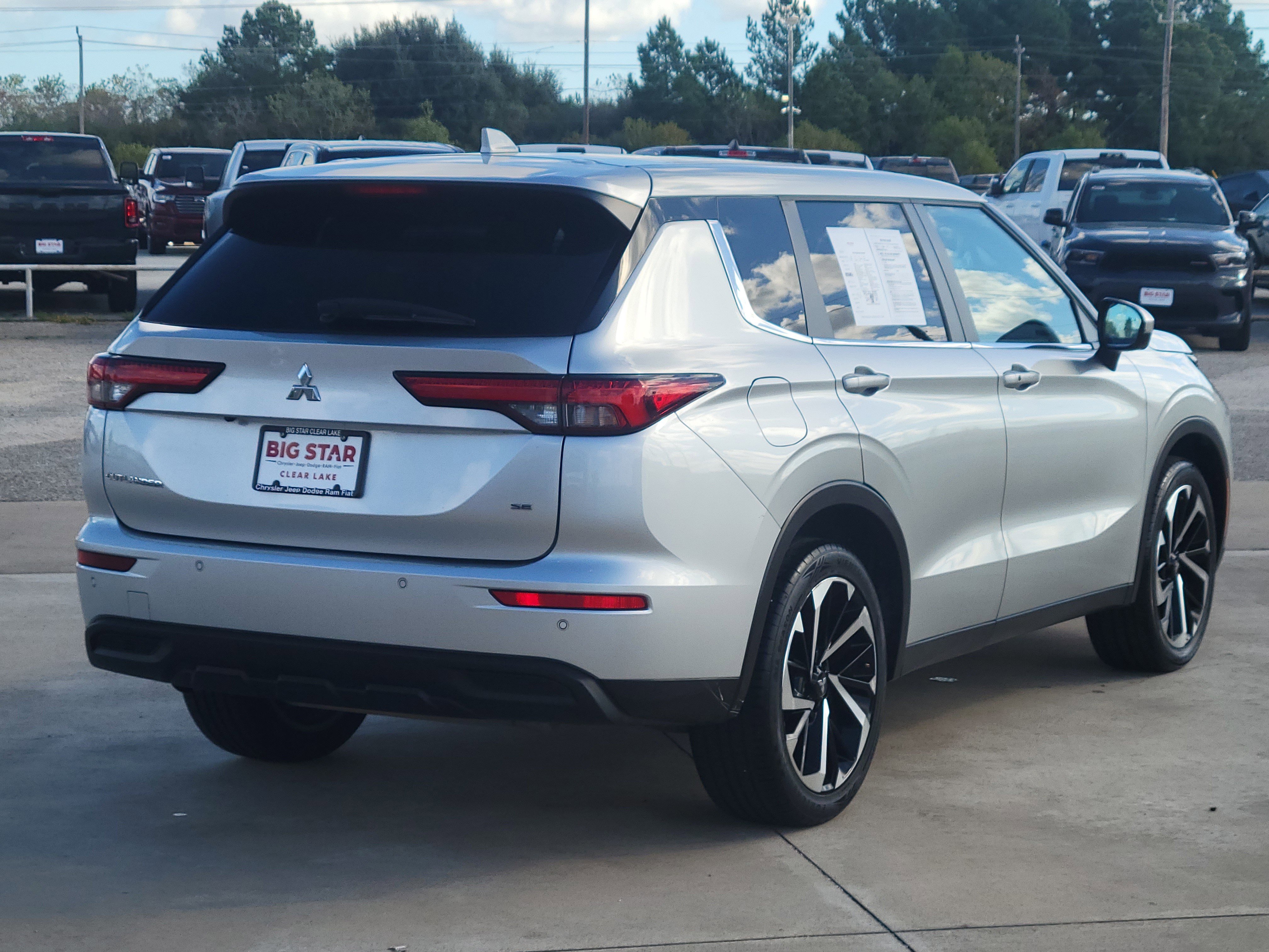Used 2024 Mitsubishi Outlander SE Black Edition image 5