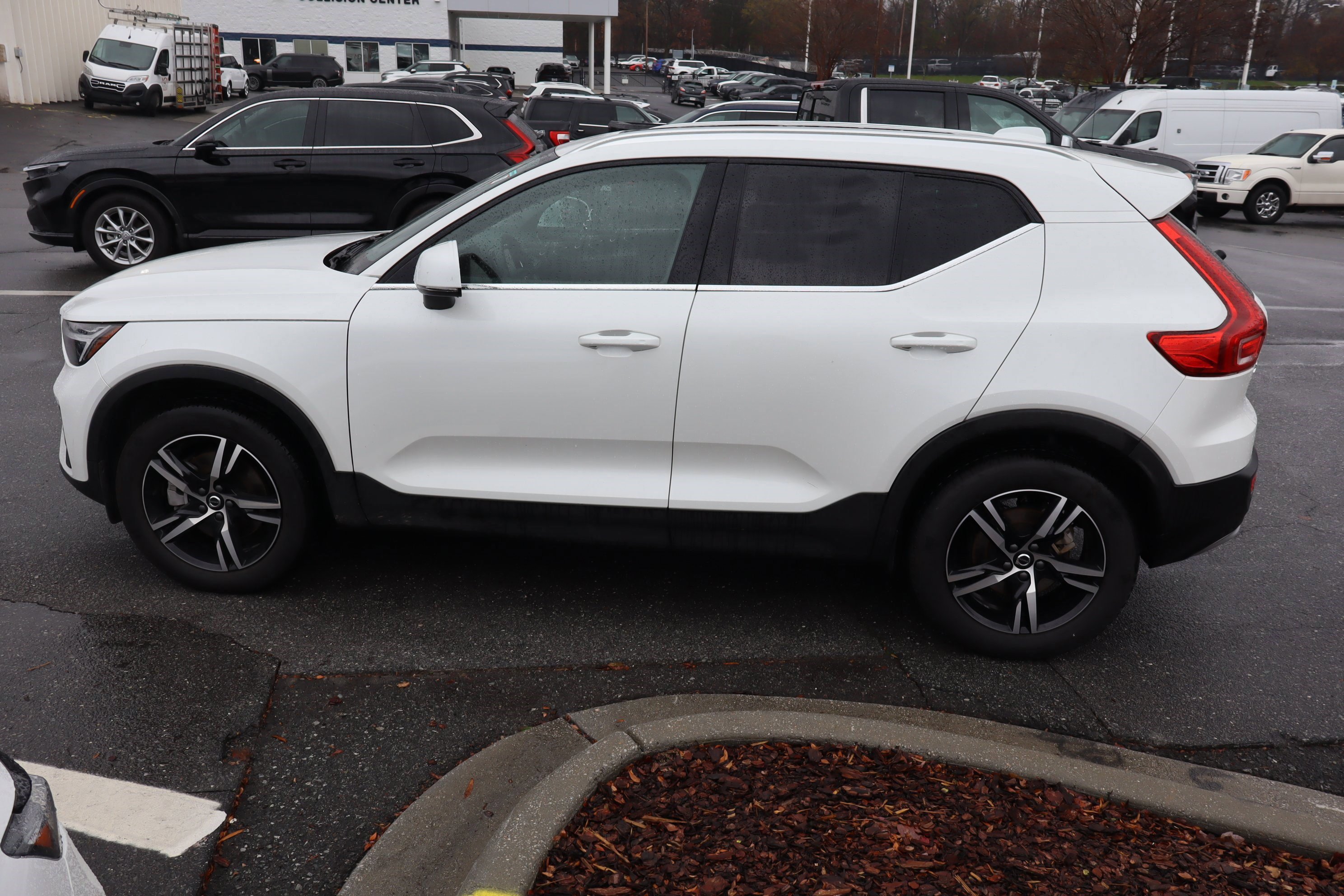 Used 2025 Volvo XC40 B5 Core image 7