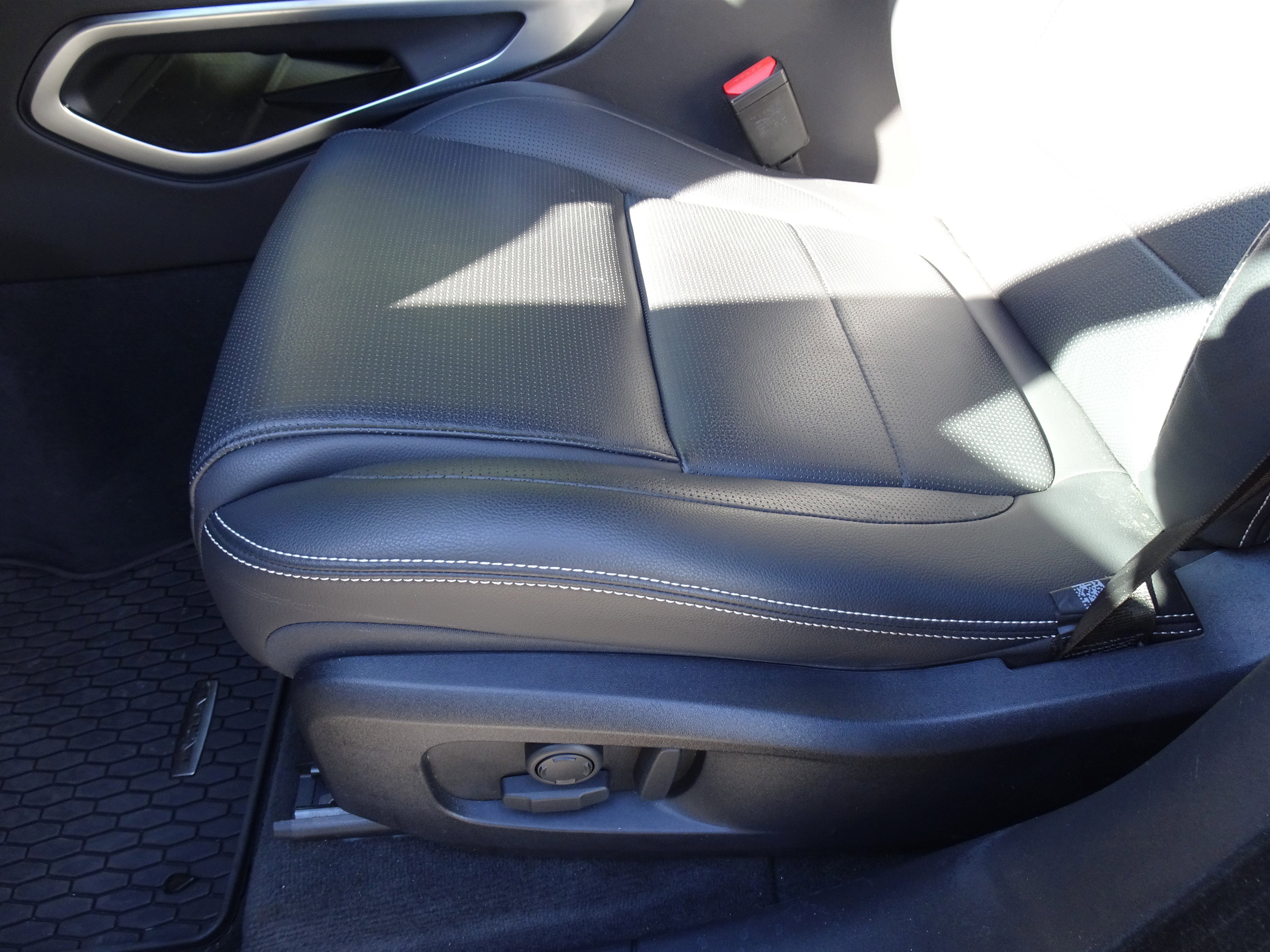 Certified 2025 Jaguar F-PACE R-Dynamic S image 14