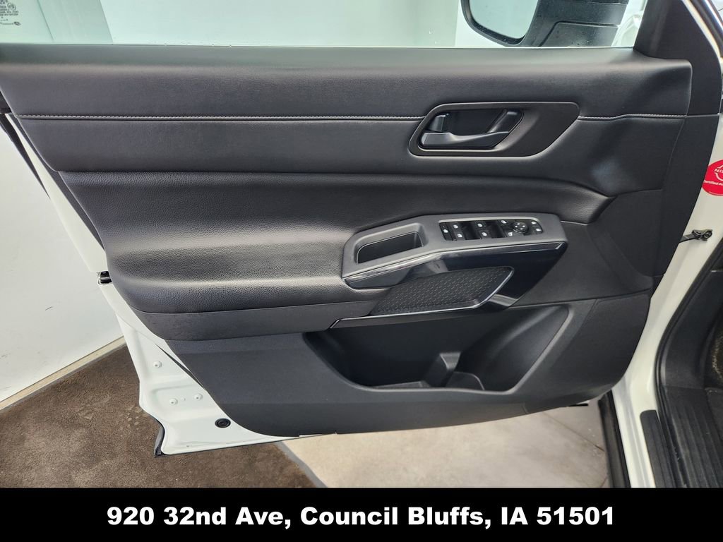 Used 2024 Nissan Pathfinder S image 19