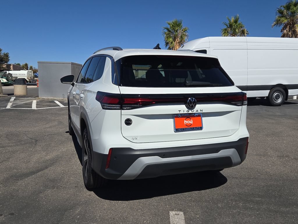 Certified 2025 Volkswagen Tiguan SE FWD image 9