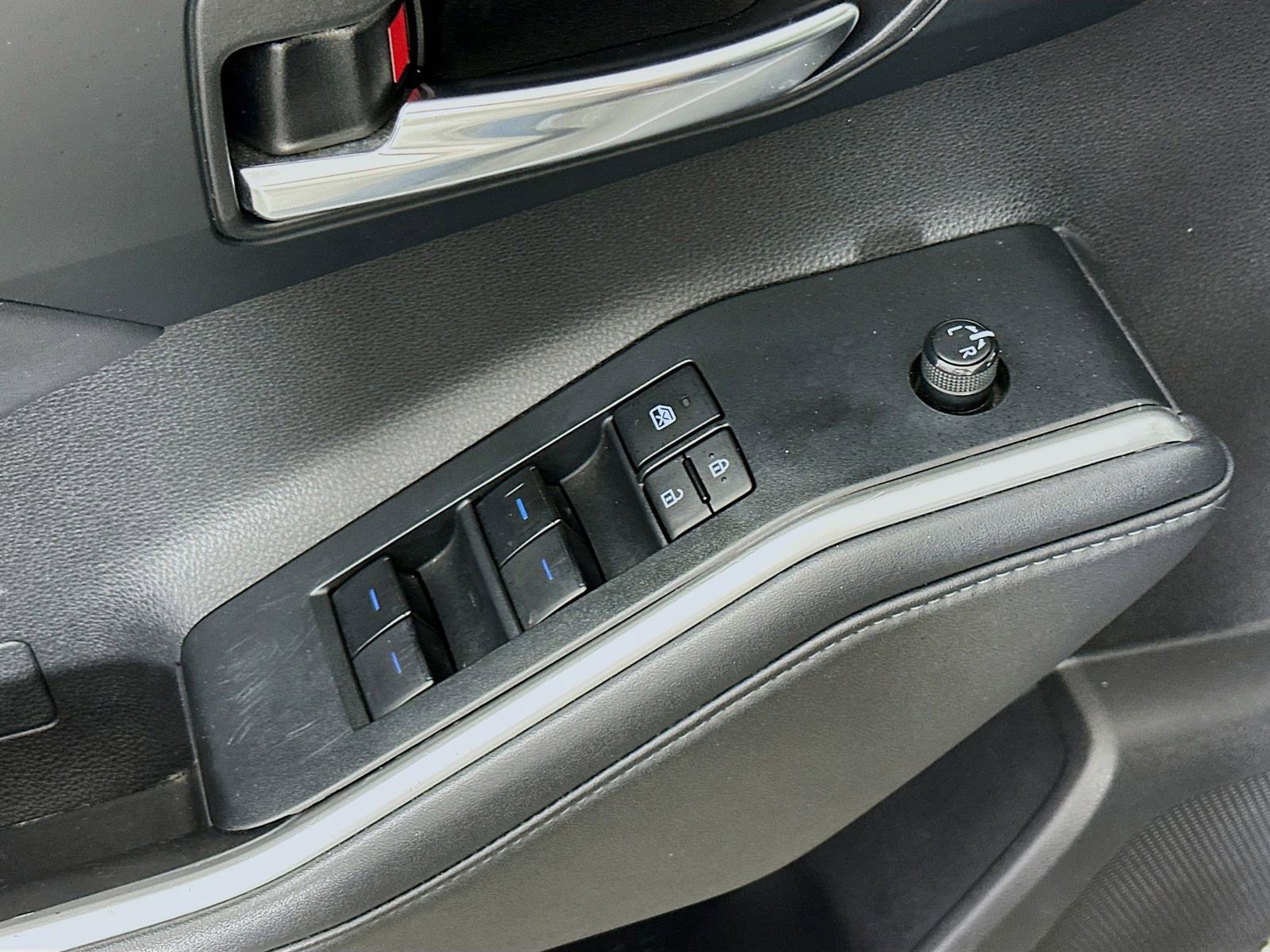 Used 2022 Toyota Highlander XLE AWD/4WD image 19