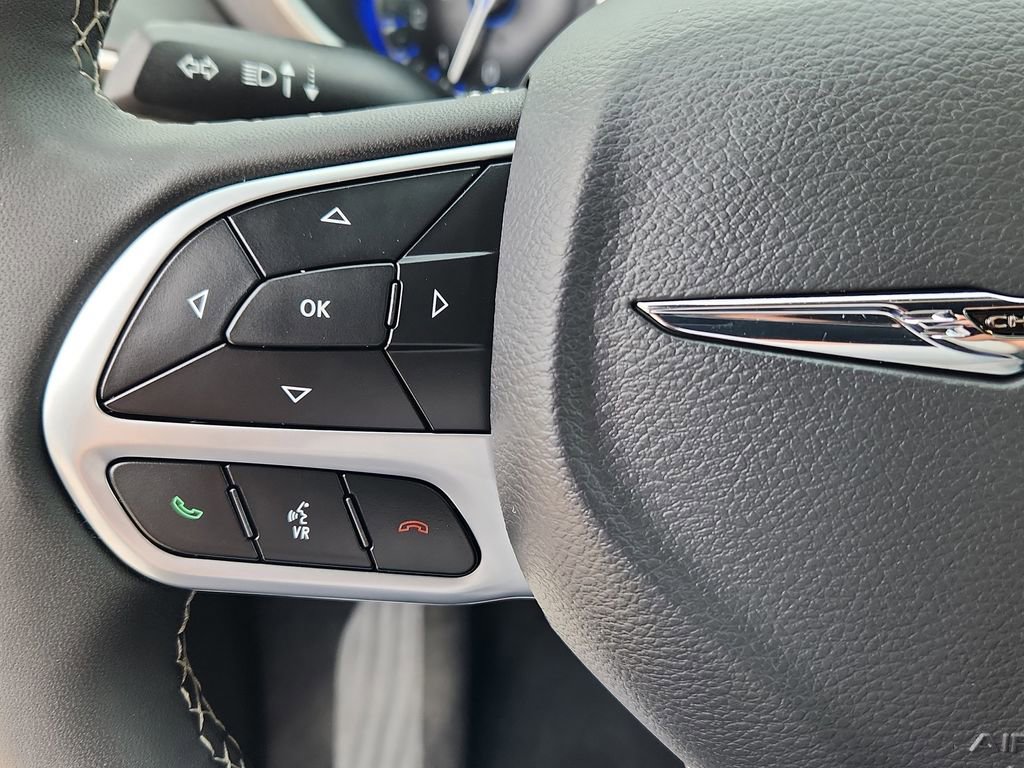 Used 2025 Chrysler Pacifica Select image 19