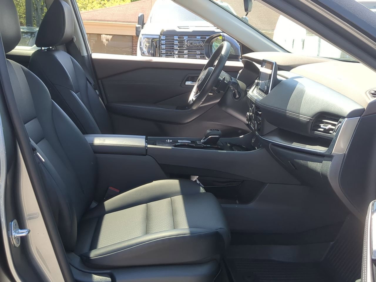 Used 2023 Nissan Rogue SV w/ SV Premium B Package image 27