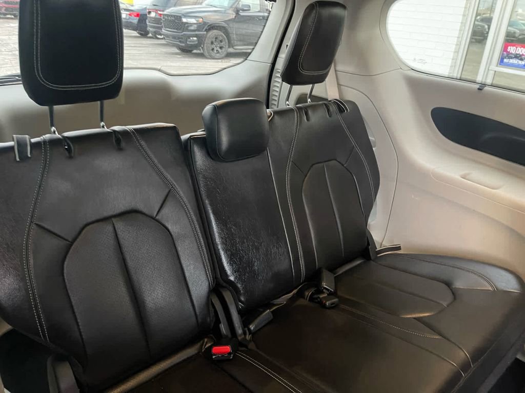 Used 2022 Chrysler Pacifica Touring-L FWD image 13