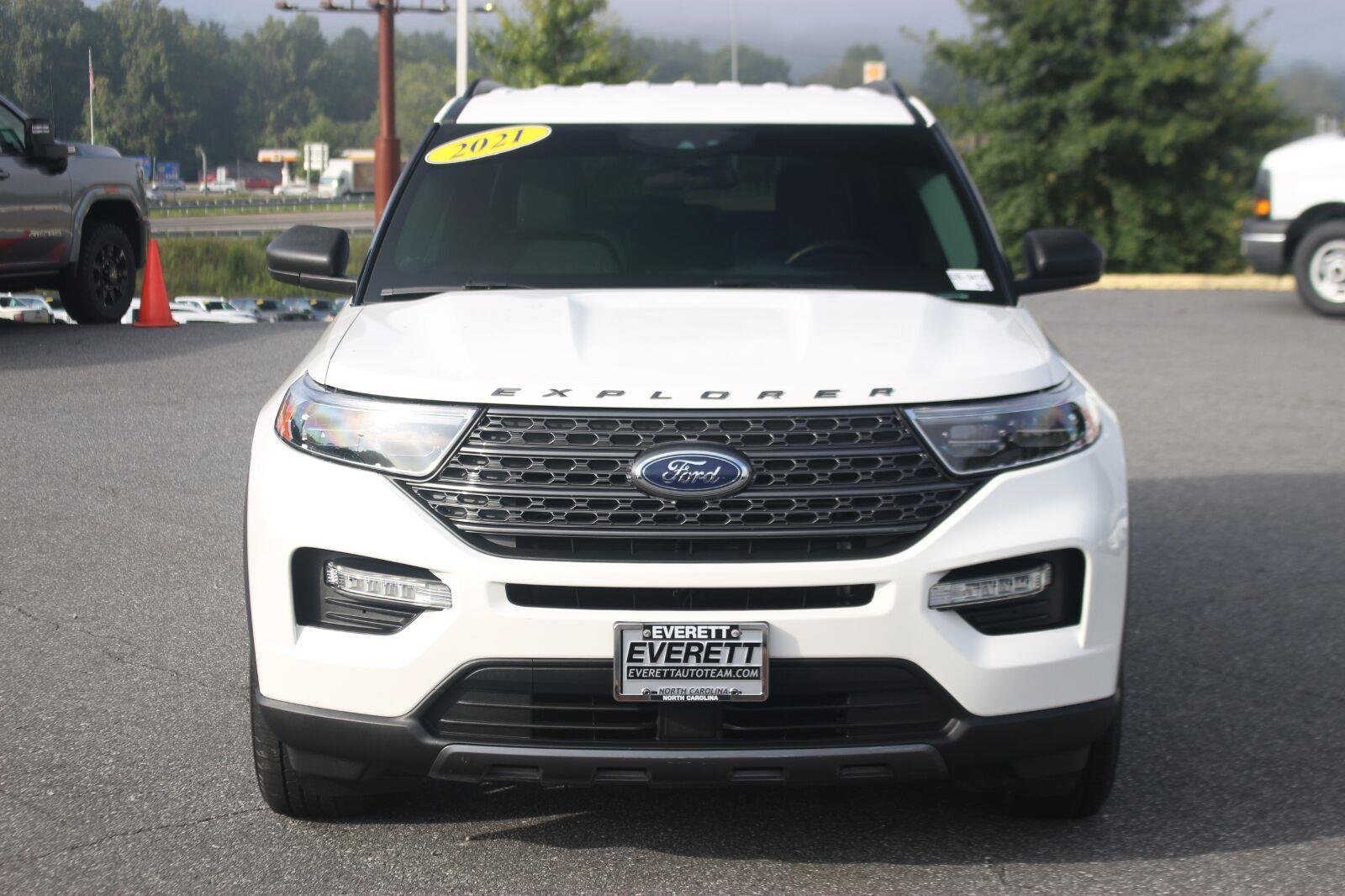 Used 2021 Ford Explorer XLT w/ Equipment Group 202A RWD image 2