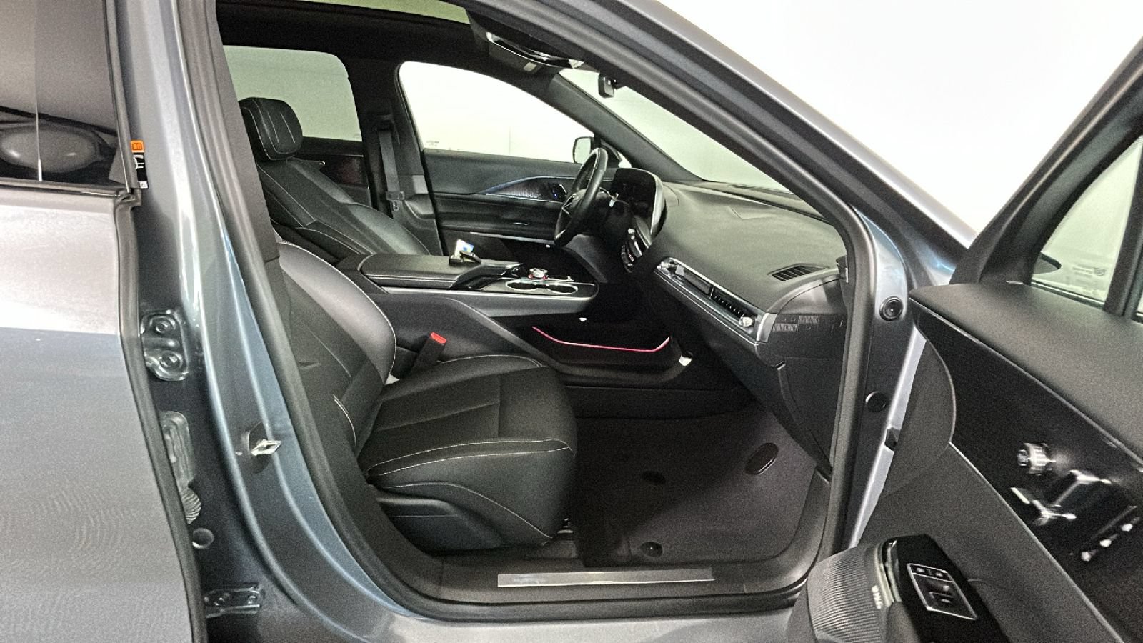 Used 2023 Cadillac Lyriq AWD image 37