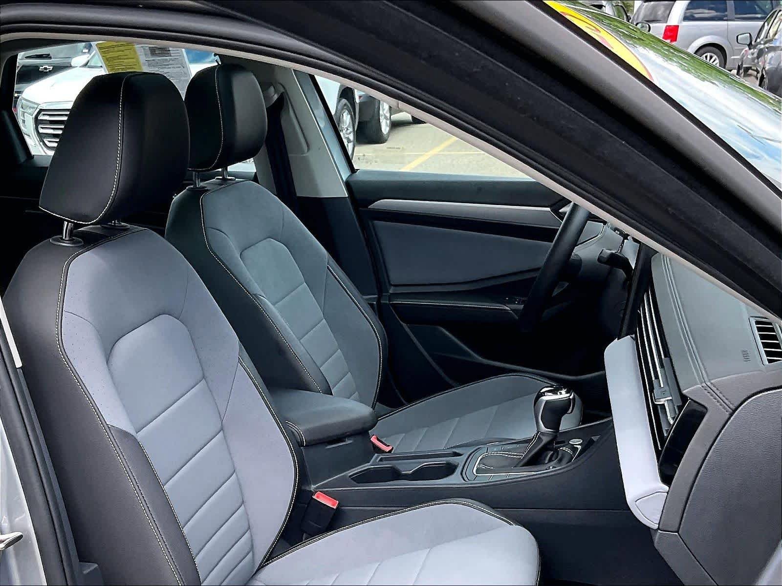 Used 2025 Volkswagen Jetta SE FWD image 11