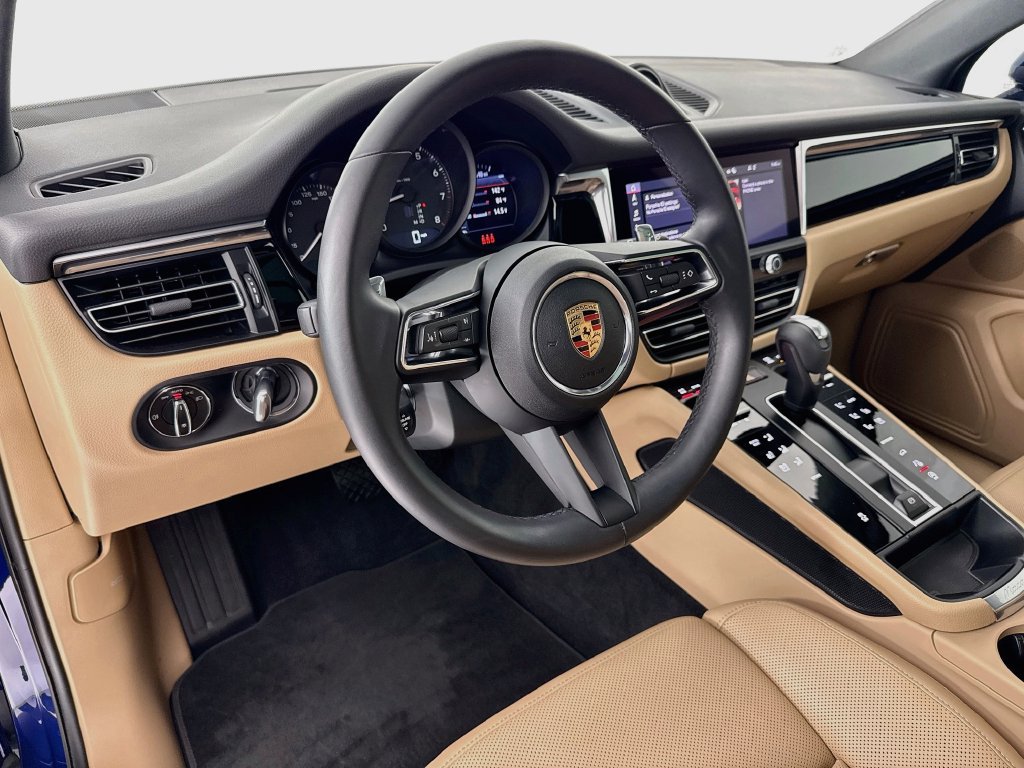 Certified 2025 Porsche Macan AWD/4WD image 4