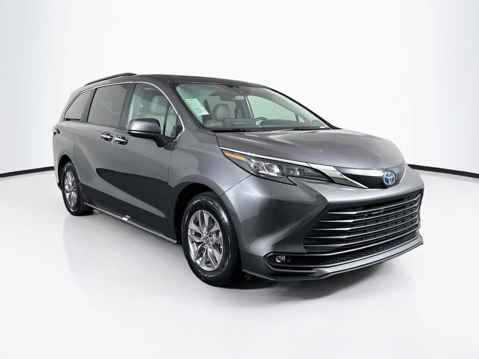 Certified 2025 Toyota Sienna XLE FWD image 10