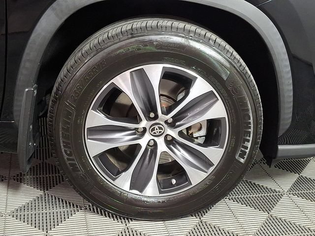 Used 2020 Toyota Highlander XLE AWD/4WD image 11