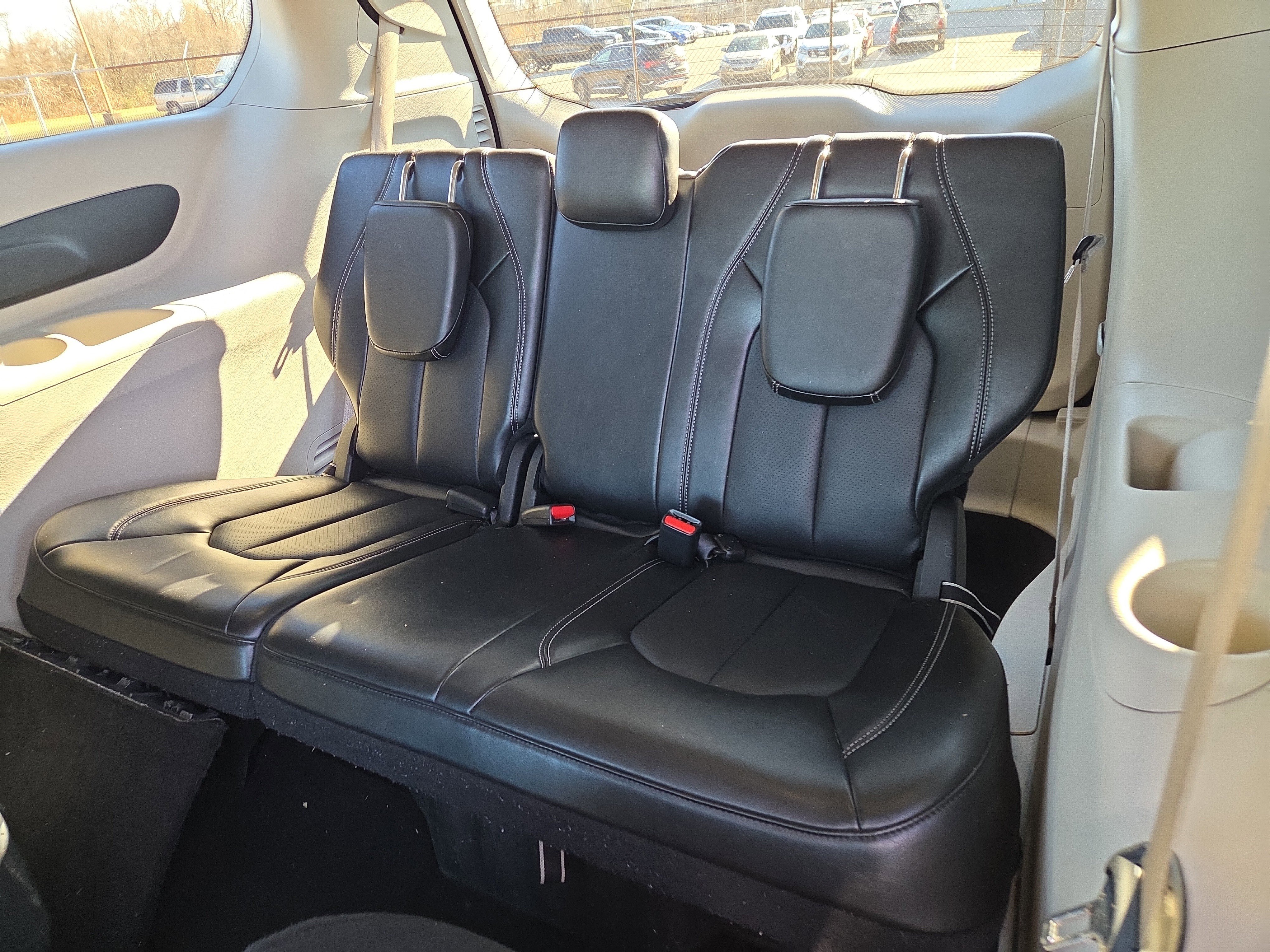 Used 2024 Chrysler Pacifica Select image 8