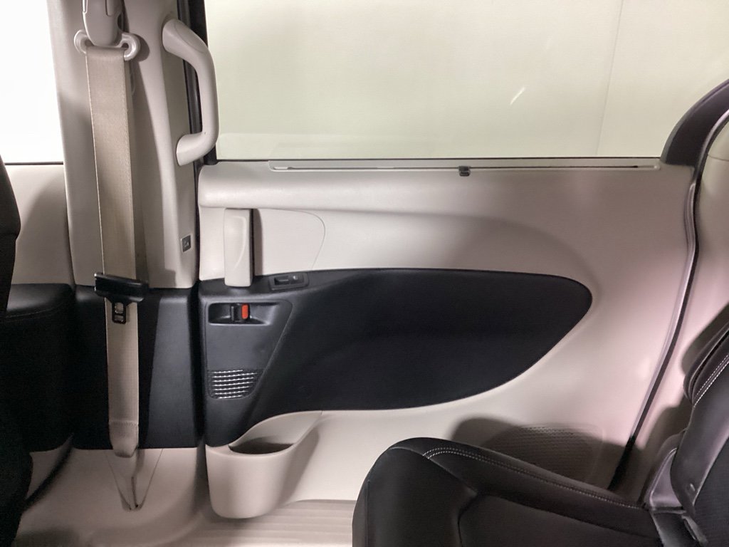 Used 2024 Chrysler Pacifica Touring-L image 12