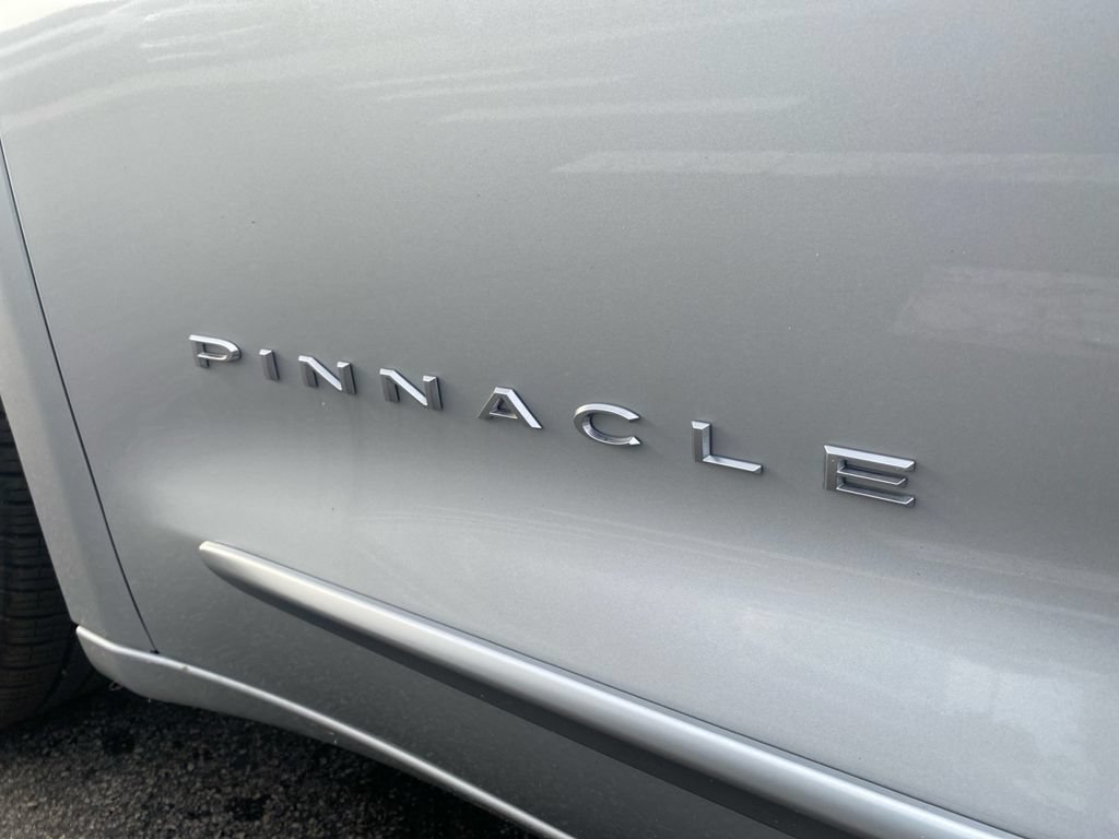 Used 2024 Chrysler Pacifica Pinnacle FWD image 11