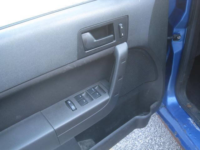 Used 2010 Ford Focus SE FWD image 10