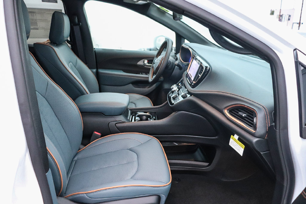 New 2027 Chrysler Pacifica Pinnacle w/ Theater Group FWD image 18