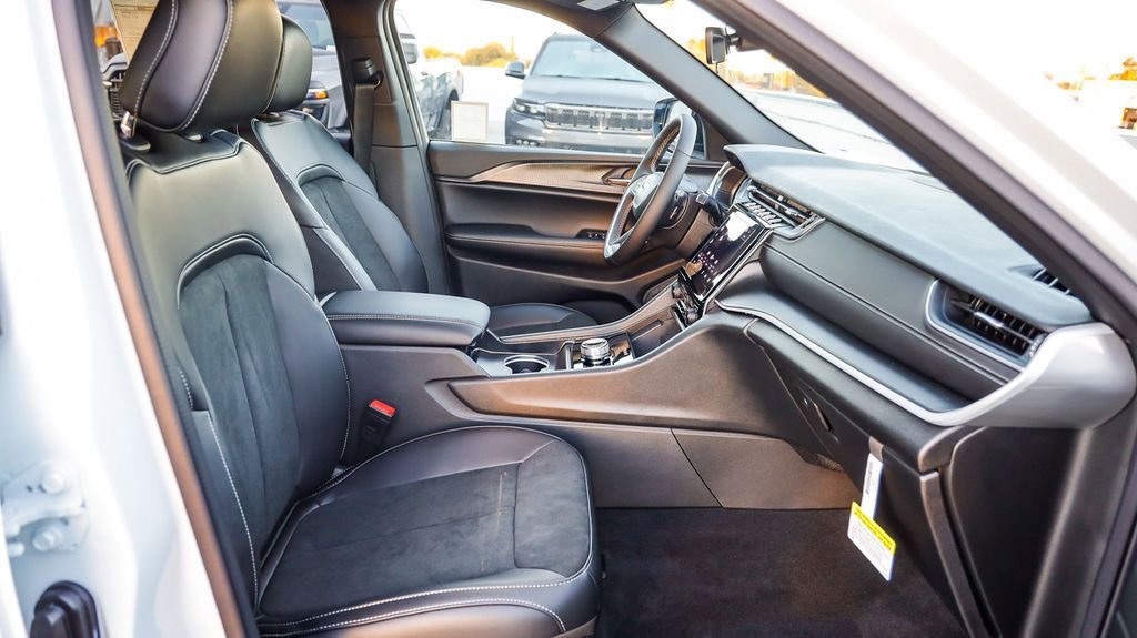 New 2025 Jeep Grand Cherokee L Altitude image 18