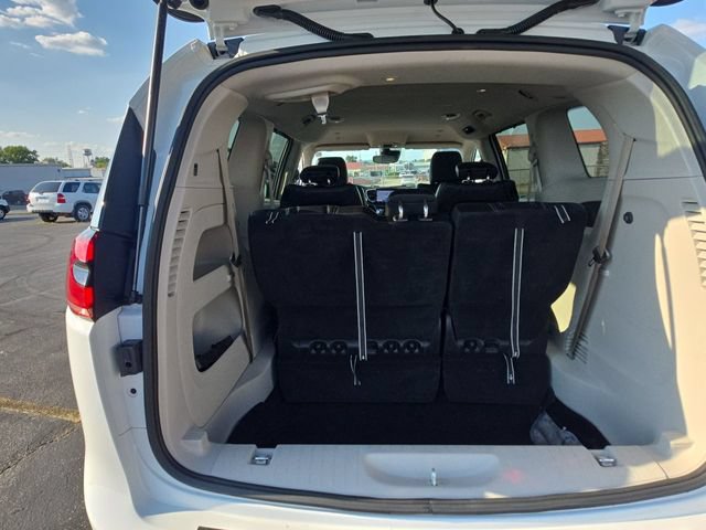 Used 2023 Chrysler Pacifica Touring-L FWD image 23