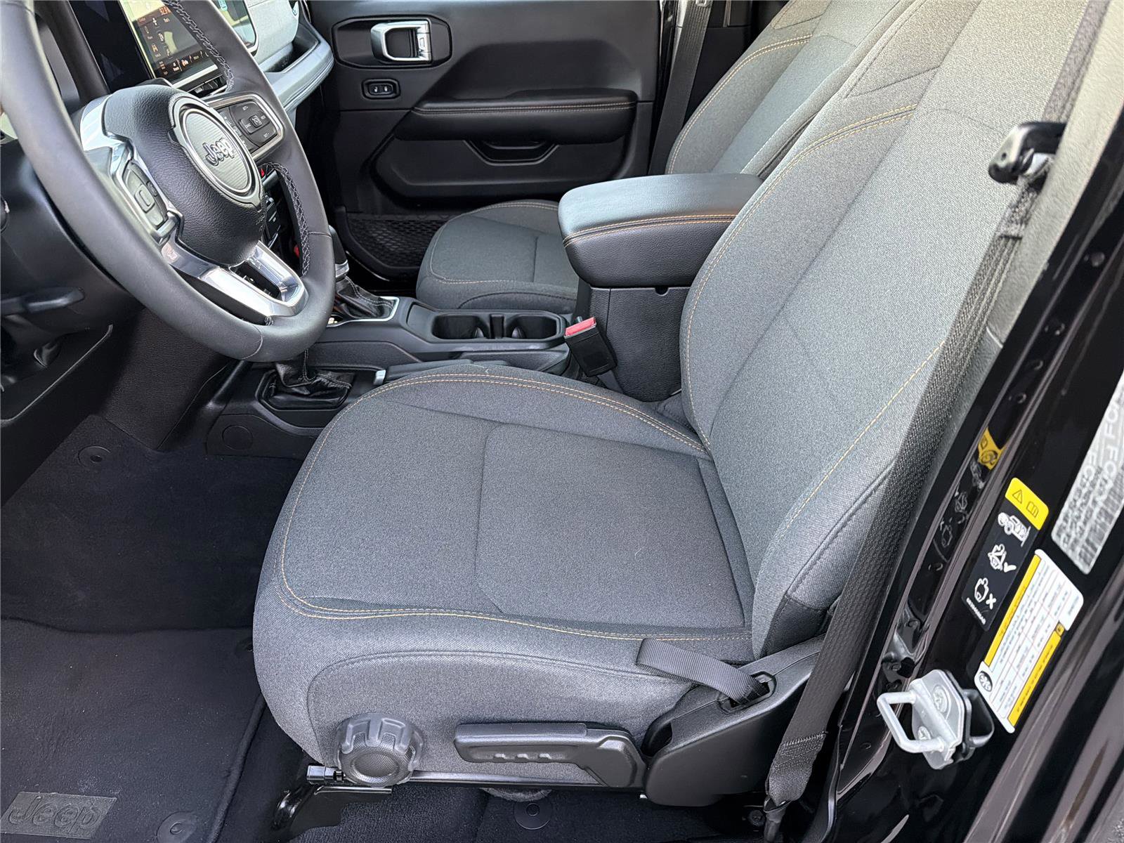 Used 2025 Jeep Wrangler Sahara image 10