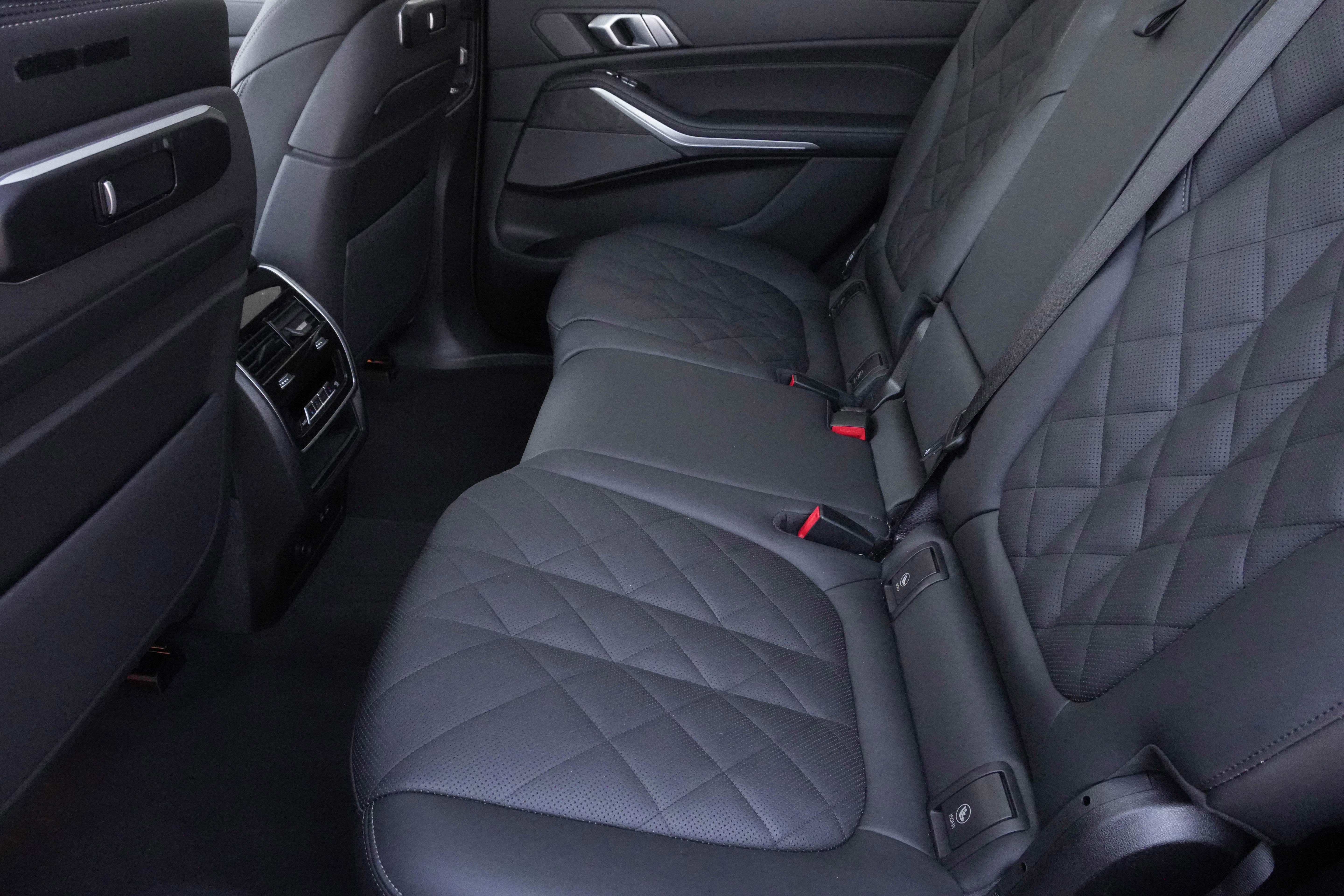 Used 2026 BMW X7 xDrive40i w/ Premium Package image 38