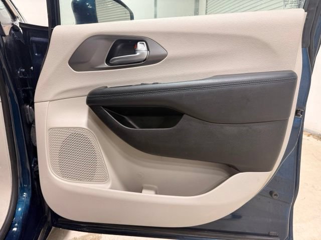 Used 2021 Chrysler Pacifica Touring-L FWD image 30