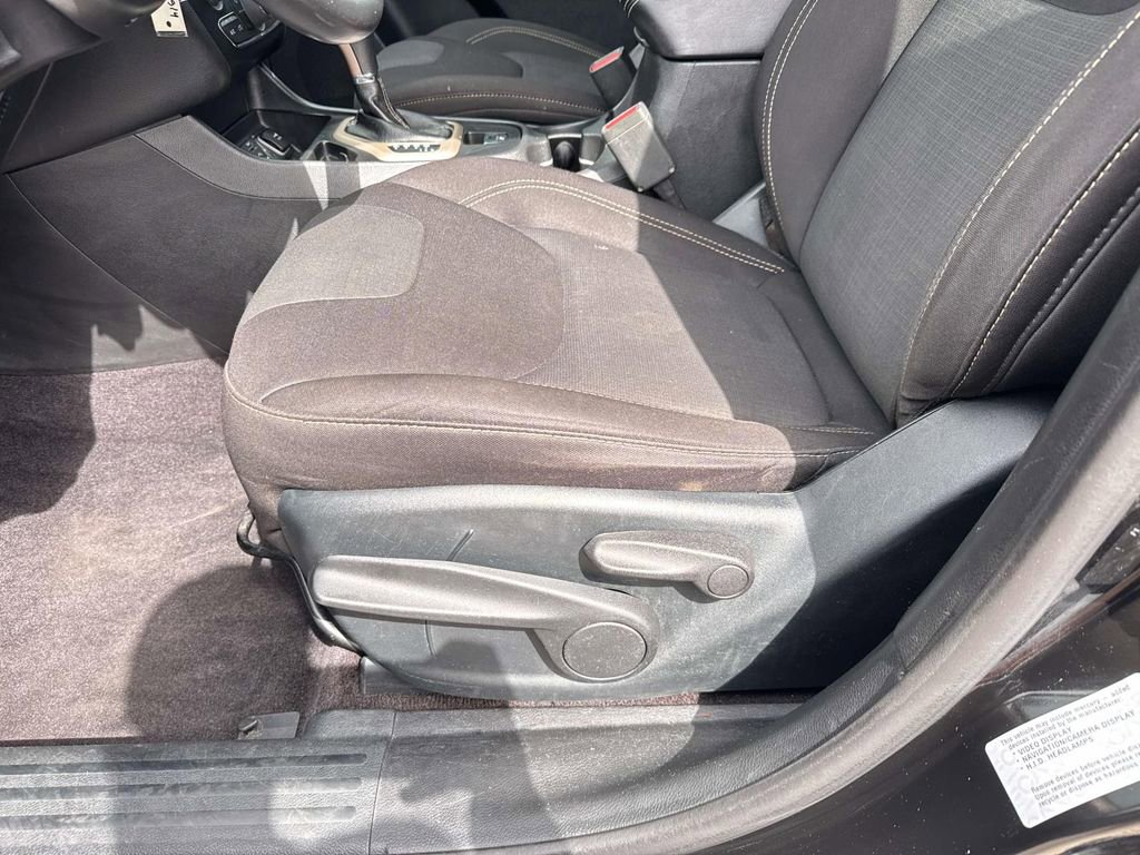 Used 2017 Jeep Cherokee Latitude image 18