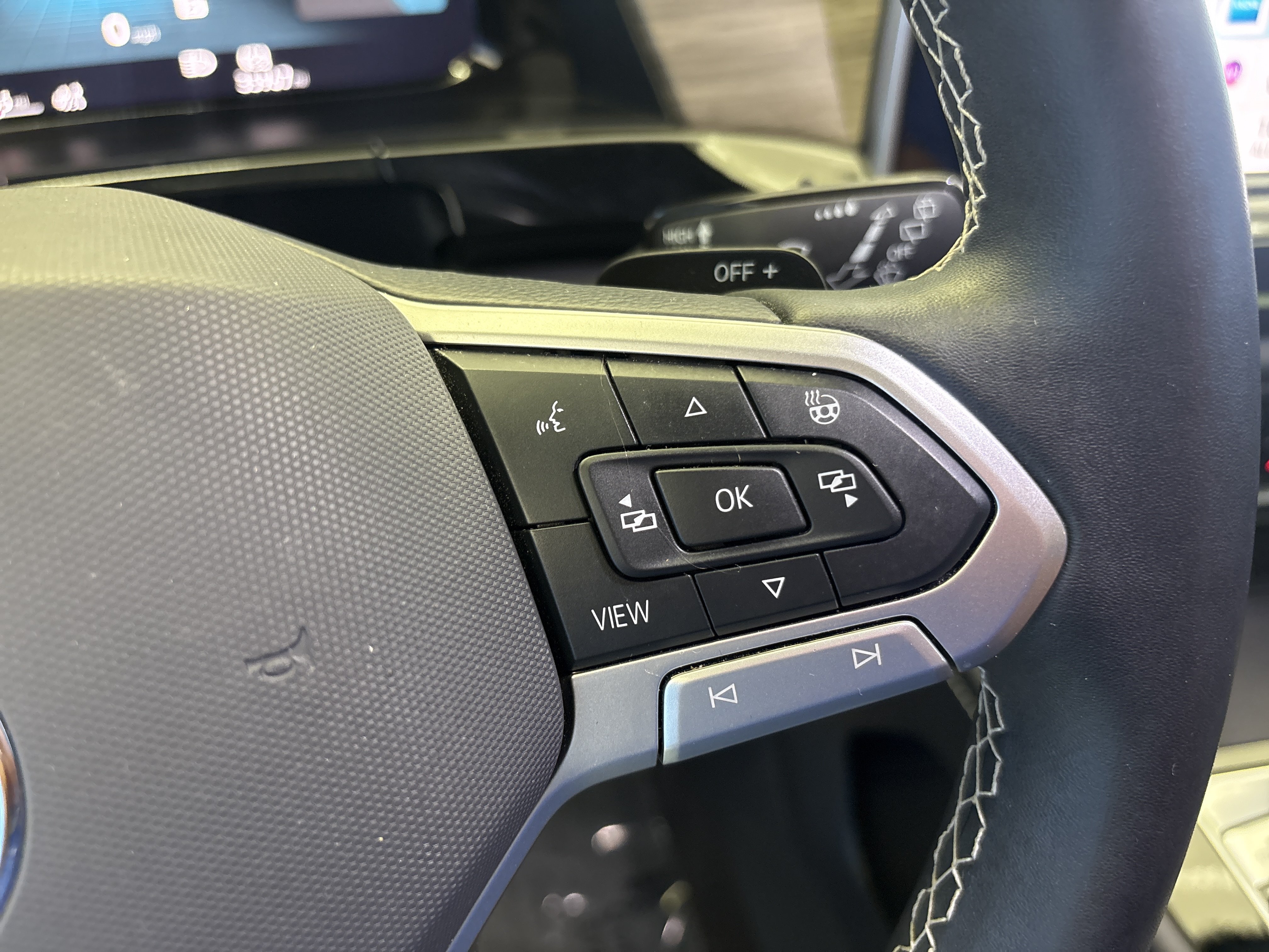 Used 2024 Volkswagen Atlas SEL AWD/4WD image 16
