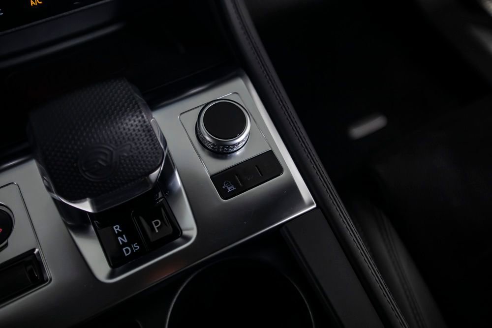 Used 2021 Jaguar F-PACE SVR image 37
