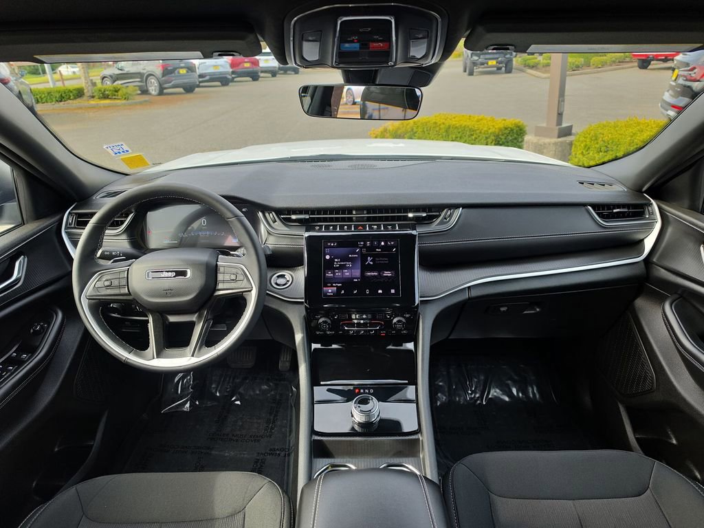 Used 2025 Jeep Grand Cherokee Laredo w/ Luxury Tech Group I image 22