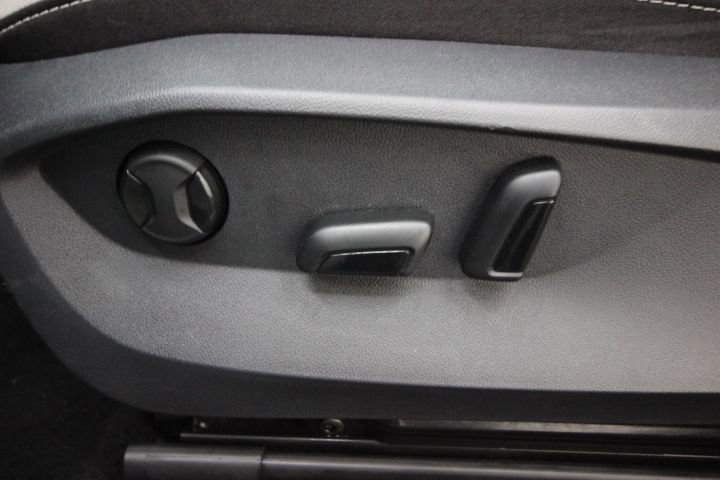 Used 2025 Volkswagen Taos SE AWD/4WD image 14