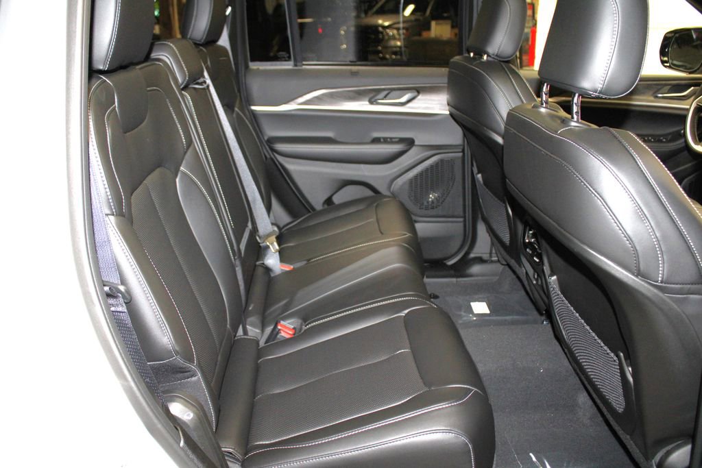 New 2025 Jeep Grand Cherokee Limited w/ Luxury Tech Group II image 31