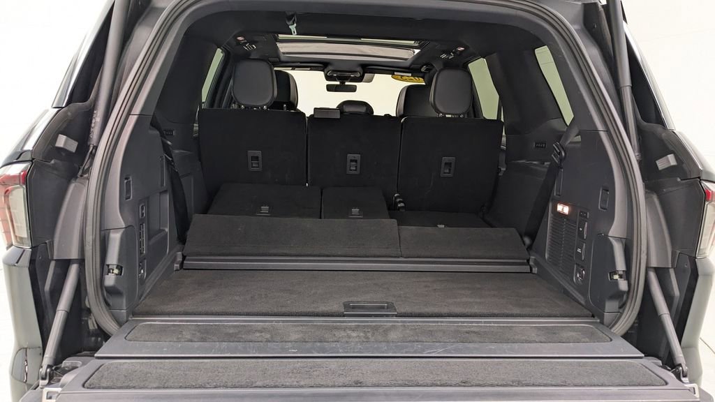 Used 2025 Lincoln Navigator Reserve w/ Jet Appearance Package image 9