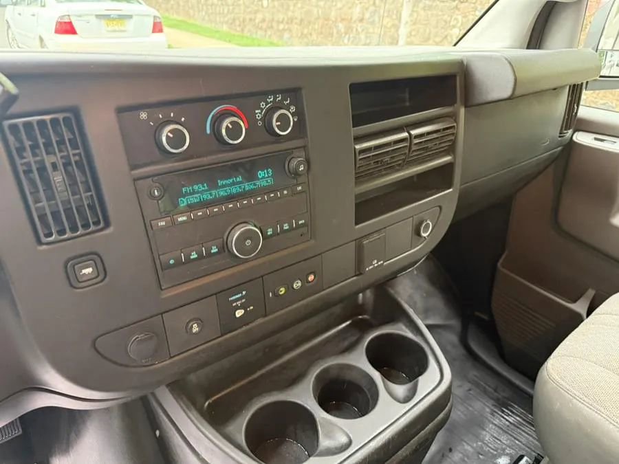 Used 2018 Chevrolet Express 2500 image 21