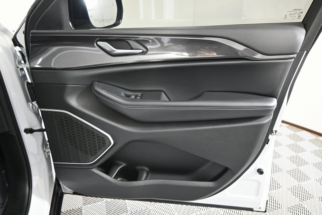 Used 2022 Jeep Grand Cherokee L Altitude image 12