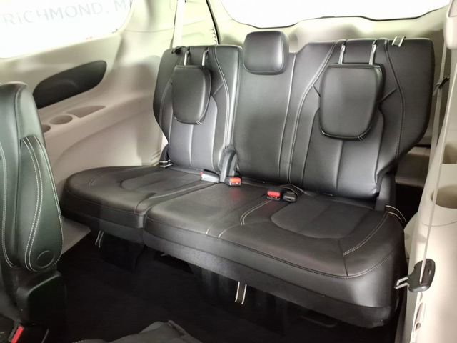 Used 2023 Chrysler Pacifica Touring-L image 10
