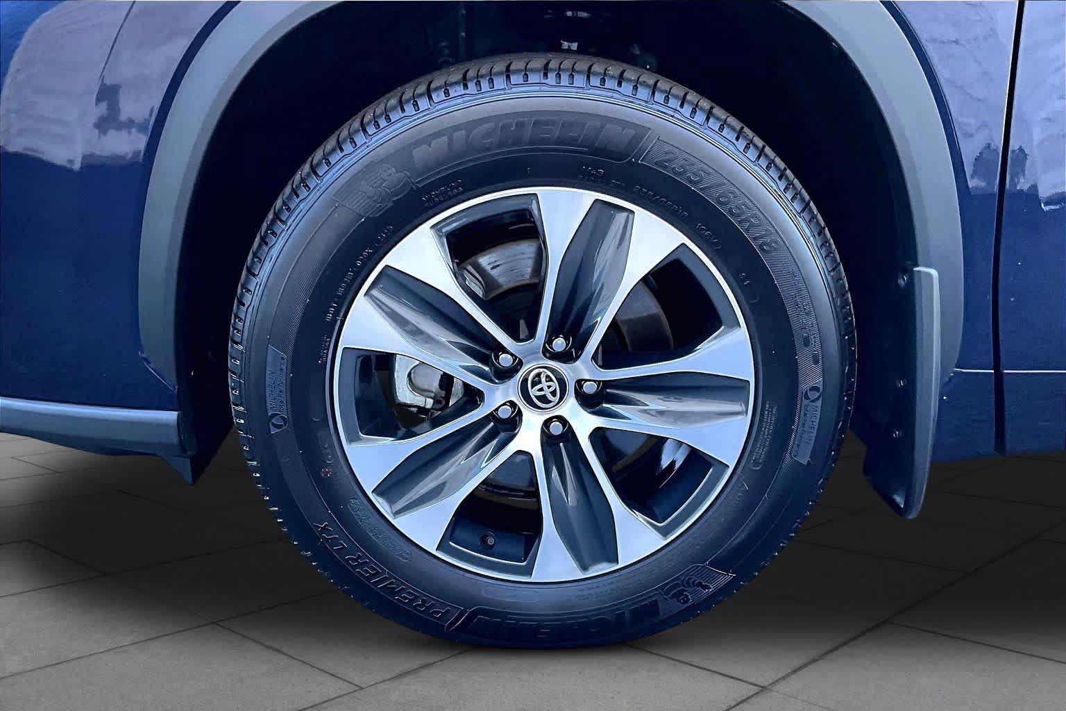 Certified 2025 Toyota Highlander XLE FWD image 11